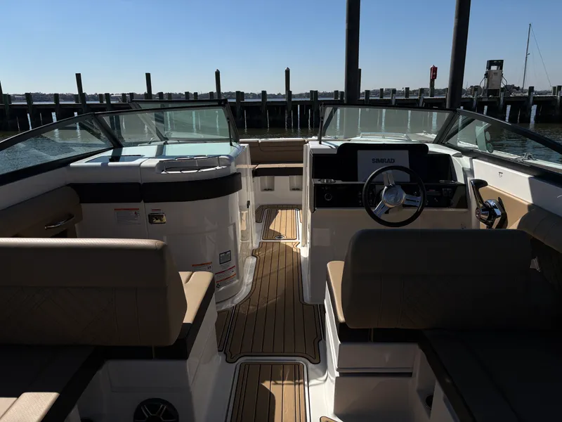 Slide: The Image of Sea Ray SDX 290 2026 - 17