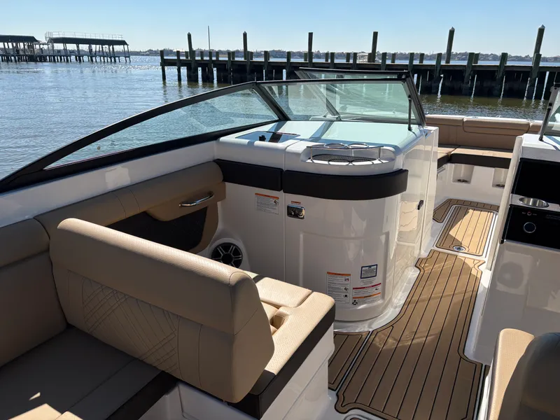 Slide: The Image of Sea Ray SDX 290 2026 - 18