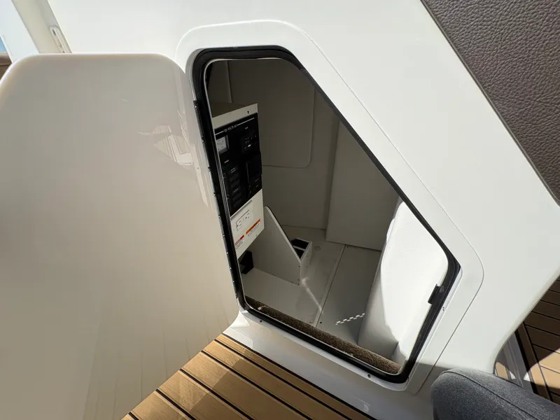 Slide: The Image of Sea Ray SDX 290 2026 - 23