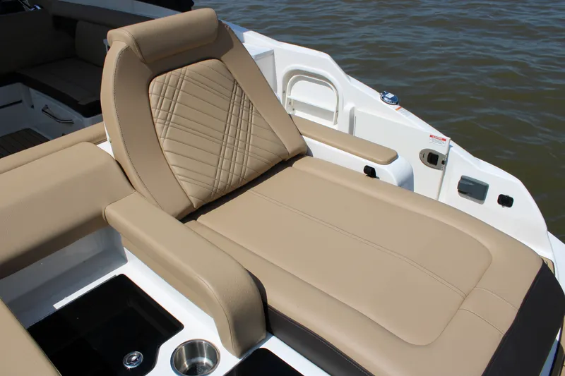 Slide: The Image of Sea Ray SDX 290 2026 - 30