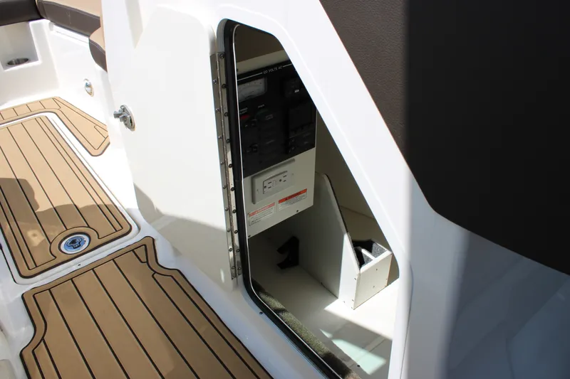 Slide: The Image of Sea Ray SDX 290 2026 - 35