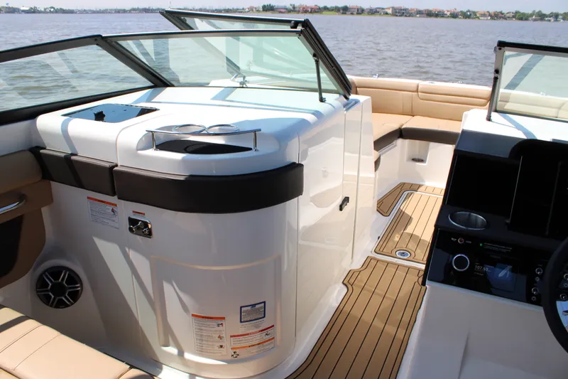 Slide: The Image of Sea Ray SDX 290 2026 - 36