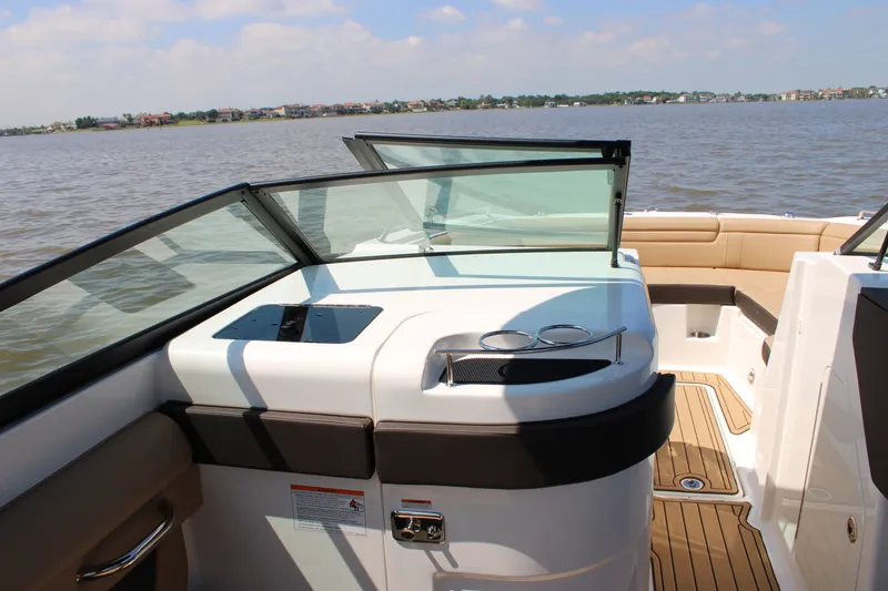 Slide: The Image of Sea Ray SDX 290 2026 - 42