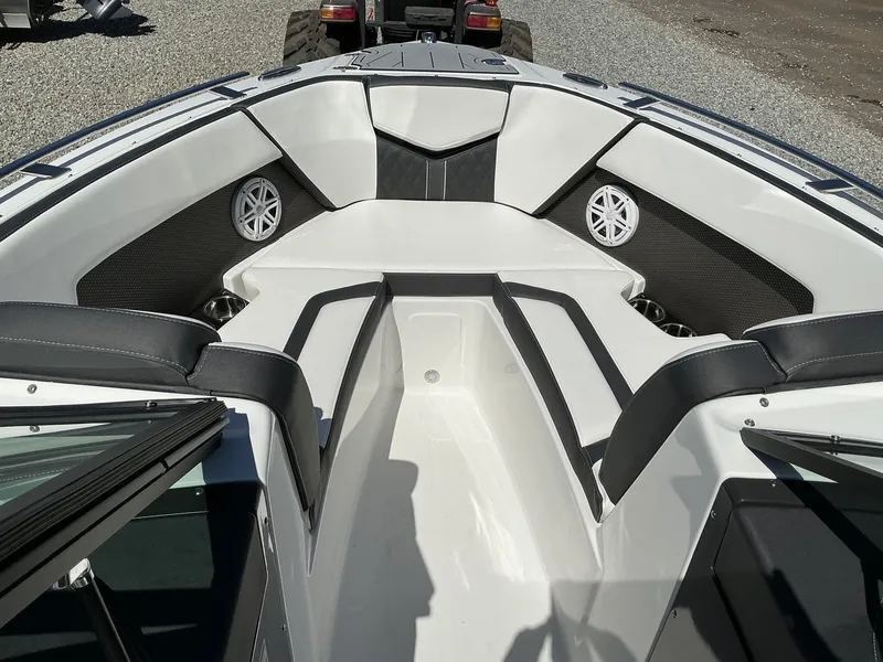 Slide: The Image of Monterey 238SS Super Sport 2025 - 15