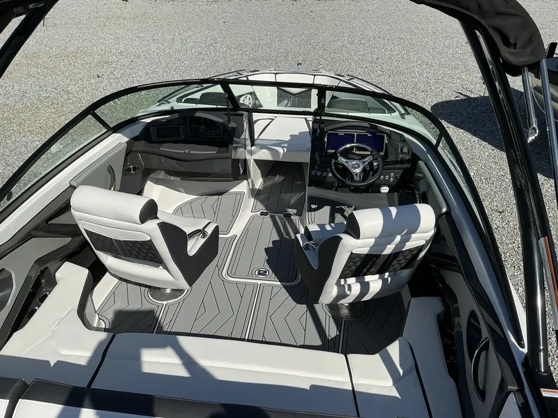 Slide: The Image of Monterey 215SS Super Sport 2025 - 15