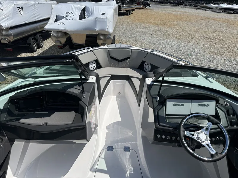 Slide: The Image of Monterey 215SS Super Sport 2025 - 12