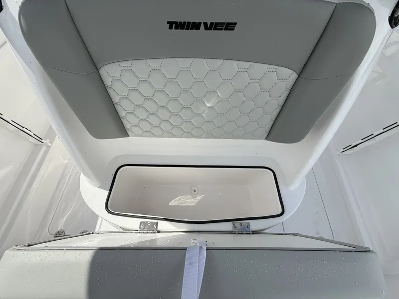 Slide: The Image of Twin Vee GFX 24GFX 2026 - 4