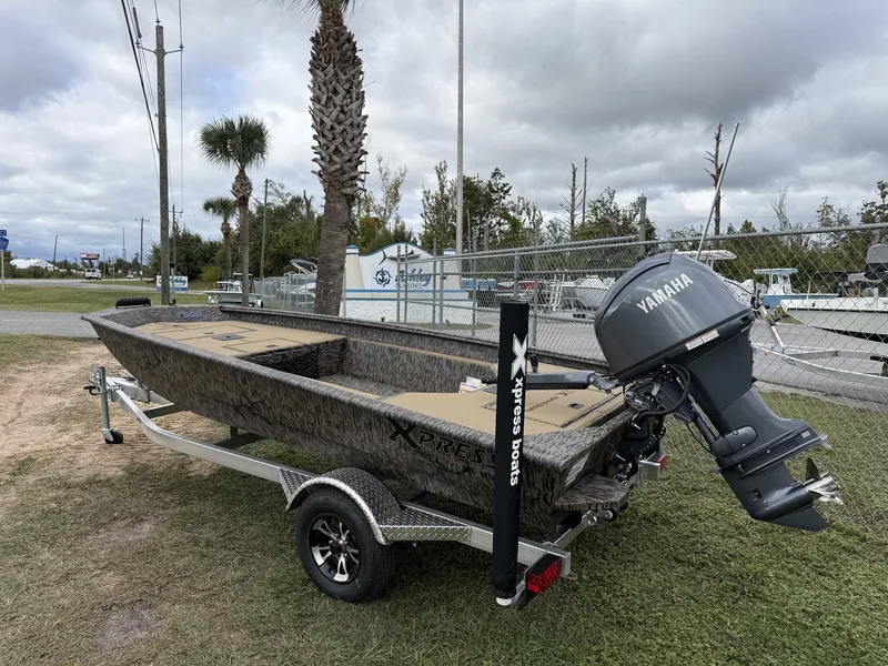 Slide: The Image of Xpress HD Series HD16DB WITH SEADECK/LIVEWELL 2026 - 2