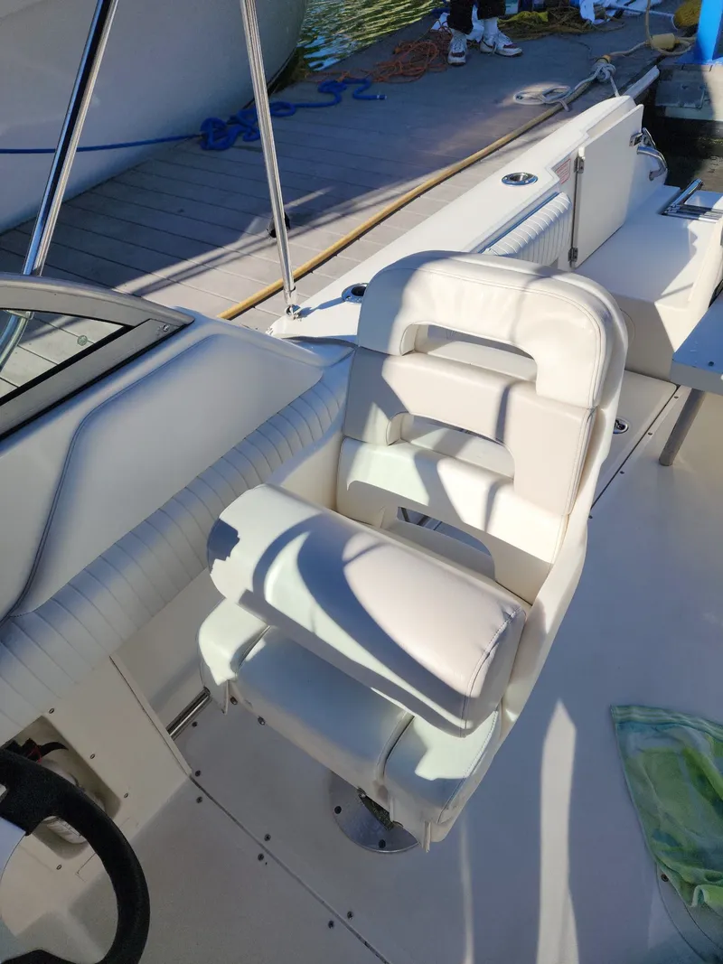 Slide: The Image of Boston Whaler Ventura 2006 - 7