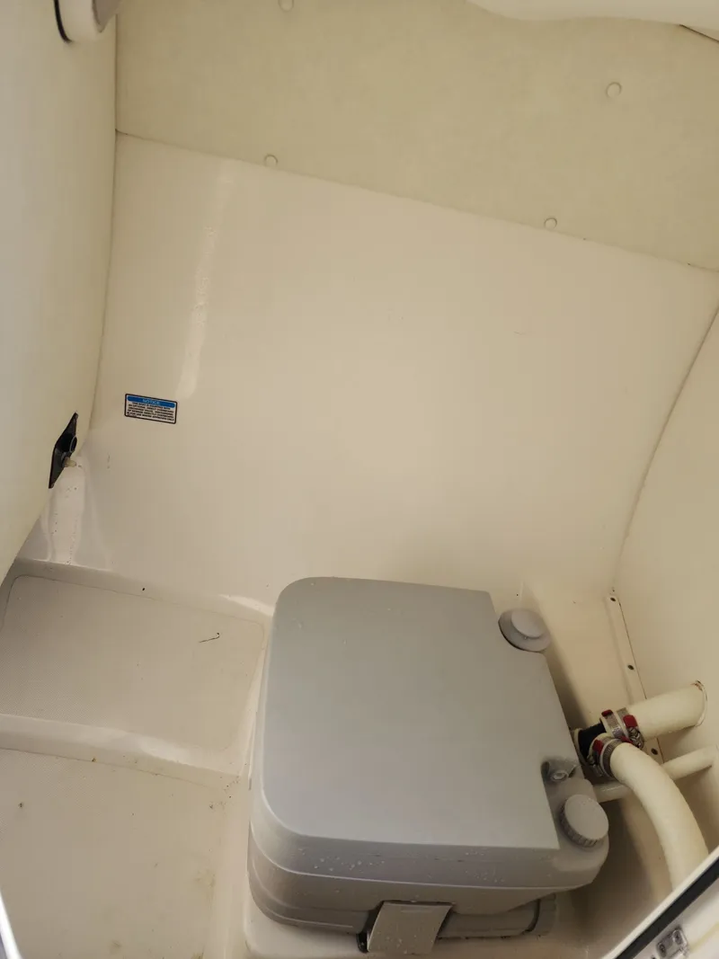 Slide: The Image of Boston Whaler Ventura 2006 - 8