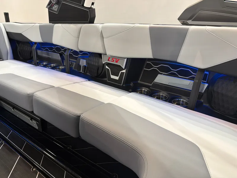 Slide: The Image of Malibu Wakesetter 23 LSV 2026 - 11