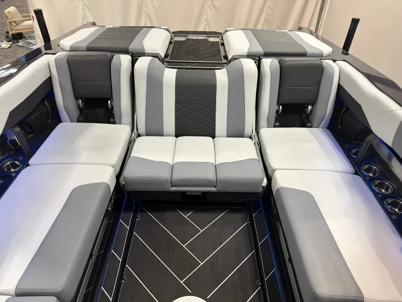 Slide: The Image of Malibu Wakesetter 23 LSV 2026 - 12