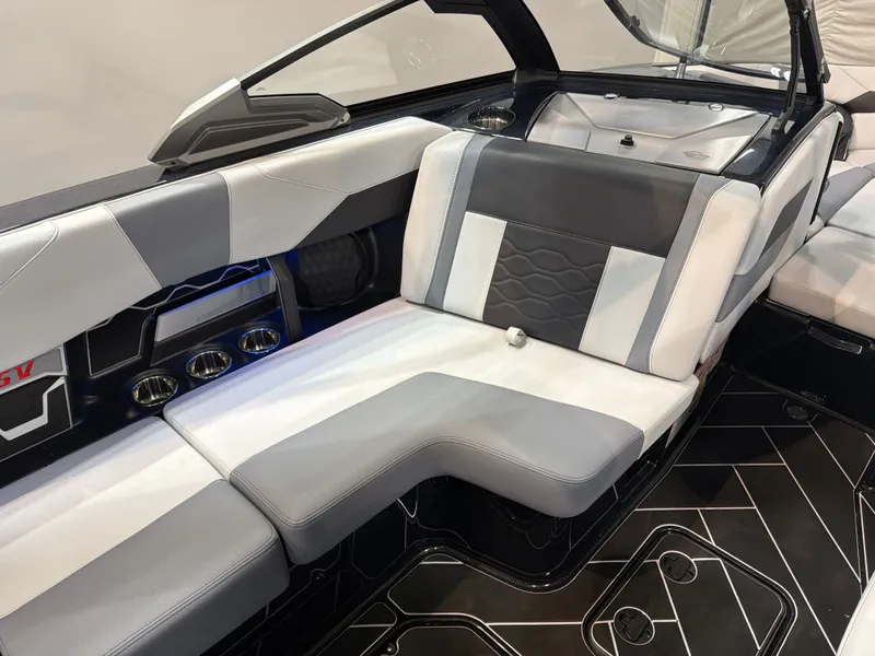 Slide: The Image of Malibu Wakesetter 23 LSV 2026 - 14