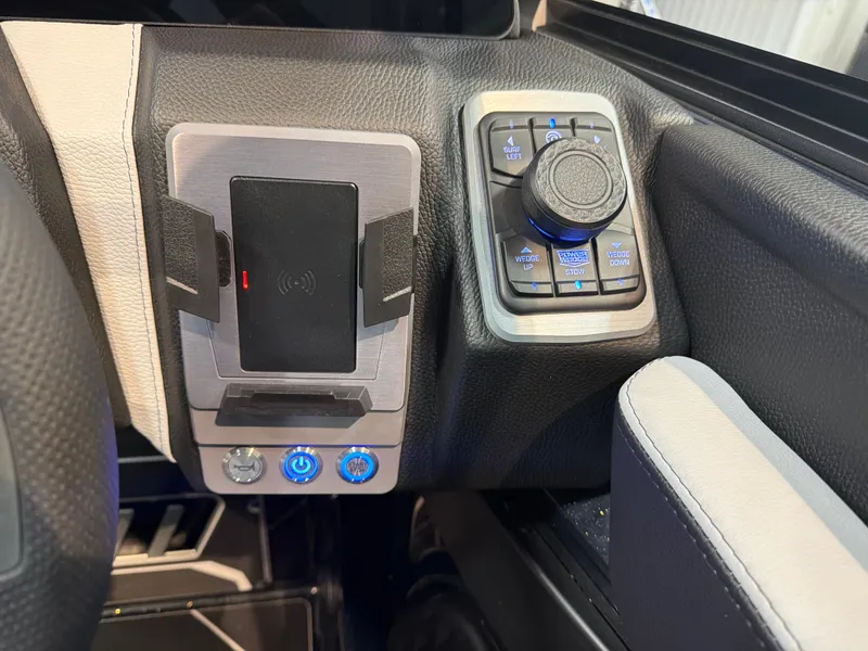 Slide: The Image of Malibu Wakesetter 23 LSV 2026 - 19