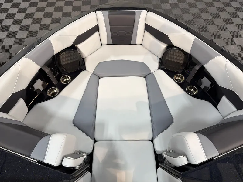 Slide: The Image of Malibu Wakesetter 23 LSV 2026 - 8