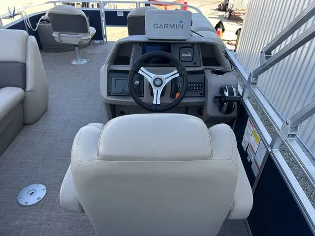 Slide: The Image of Sun Tracker Fishin' Barge 20 DLX 2024 - 11