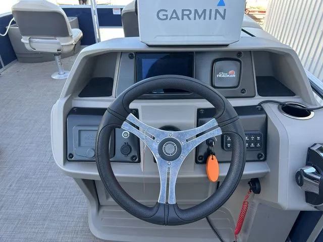 Slide: The Image of Sun Tracker Fishin' Barge 20 DLX 2024 - 12