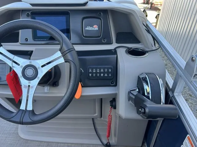 Slide: The Image of Sun Tracker Fishin' Barge 20 DLX 2024 - 13