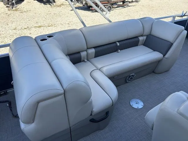 Slide: The Image of Sun Tracker Fishin' Barge 20 DLX 2024 - 15