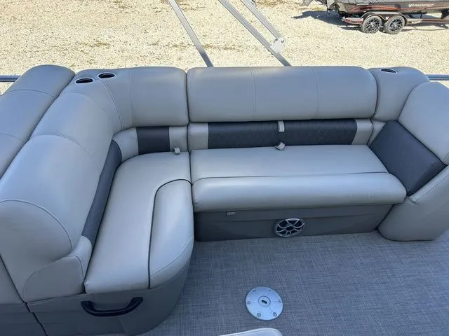 Slide: The Image of Sun Tracker Fishin' Barge 20 DLX 2024 - 16