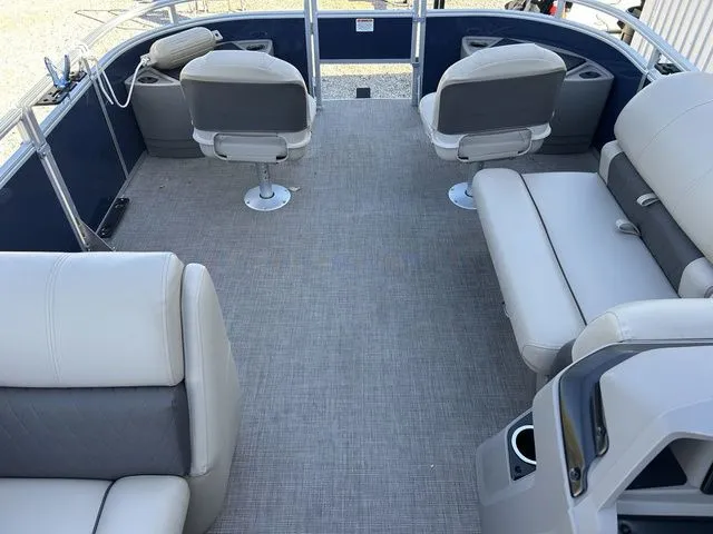 Slide: The Image of Sun Tracker Fishin' Barge 20 DLX 2024 - 18