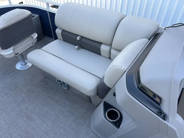 Slide: The Image of Sun Tracker Fishin' Barge 20 DLX 2024 - 19