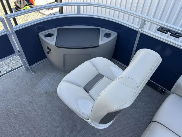 Slide: The Image of Sun Tracker Fishin' Barge 20 DLX 2024 - 23