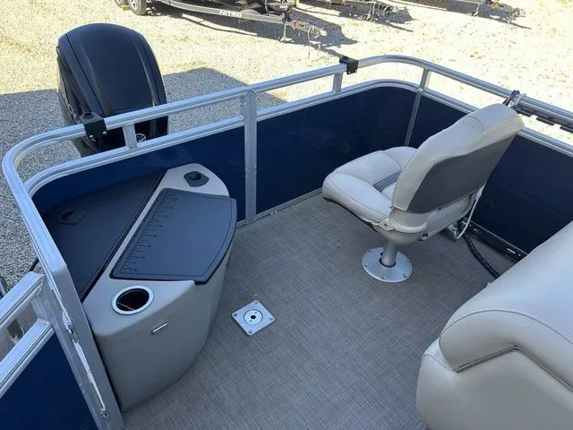 Slide: The Image of Sun Tracker Fishin' Barge 20 DLX 2024 - 24