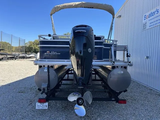 Slide: The Image of Sun Tracker Fishin' Barge 20 DLX 2024 - 6