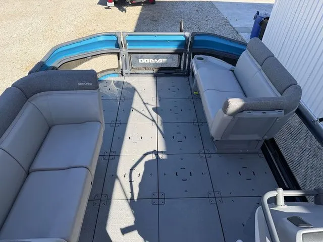 Slide: The Image of Sea-Doo Switch 19 2022 - 17