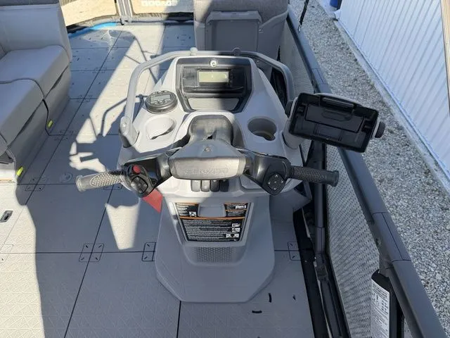 Slide: The Image of Sea-Doo Switch 19 2022 - 9