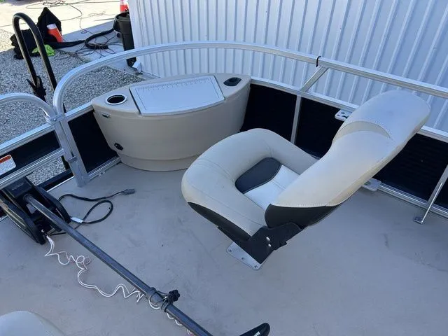 Slide: The Image of Sun Tracker Fishin' Barge 22 DLX 2013 - 19