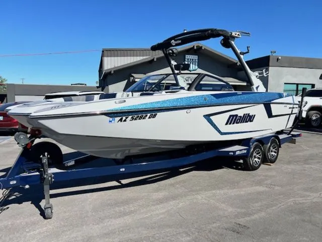 Slide: The Image of Malibu Wakesetter 24 MXZ 2022 - 10