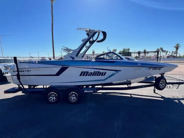 Slide: The Image of Malibu Wakesetter 24 MXZ 2022 - 13