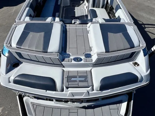 Slide: The Image of Malibu Wakesetter 24 MXZ 2022 - 17