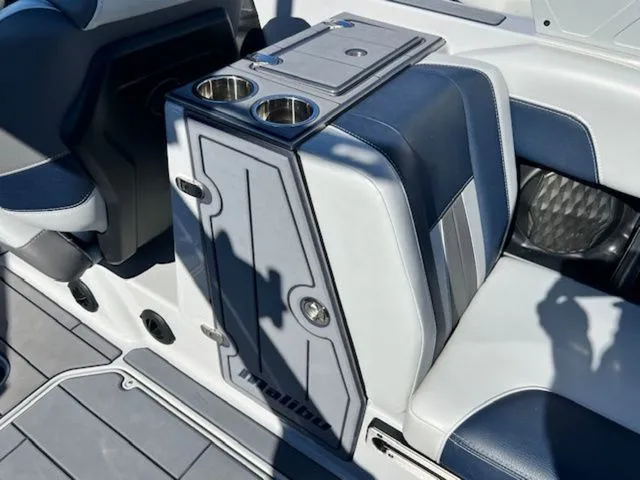 Slide: The Image of Malibu Wakesetter 24 MXZ 2022 - 24