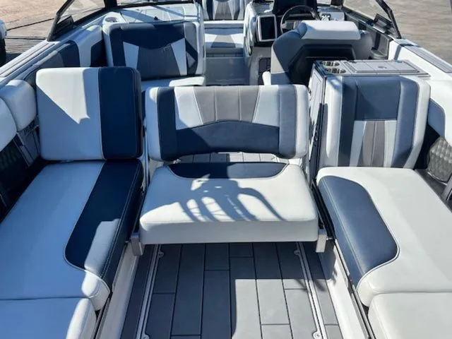 Slide: The Image of Malibu Wakesetter 24 MXZ 2022 - 27