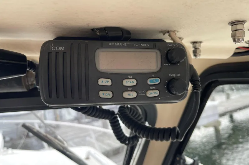 Slide: The Image of VHF marine radio inside a 2001 Parker 2520 Sport Cabin boat. - 5