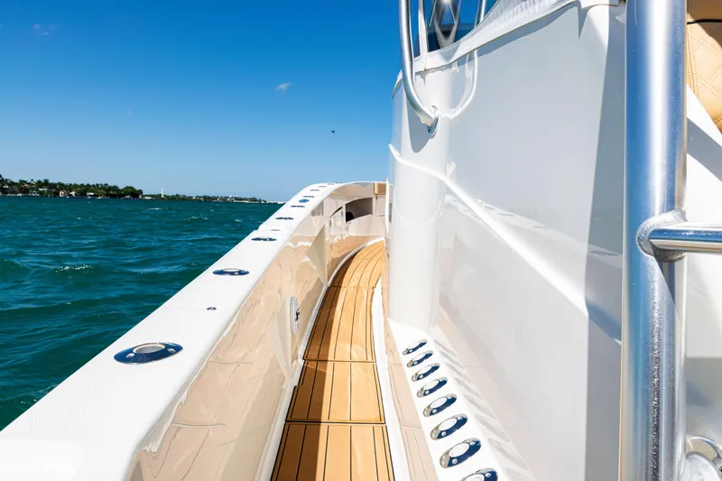 Slide: The Image of 2016 SeaVee 430 boat deck with ocean view and clear blue sky. - 18