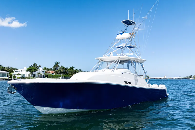 Slide: The Image of 2016 SeaVee 430 boat with blue hull on a sunny day. - 5