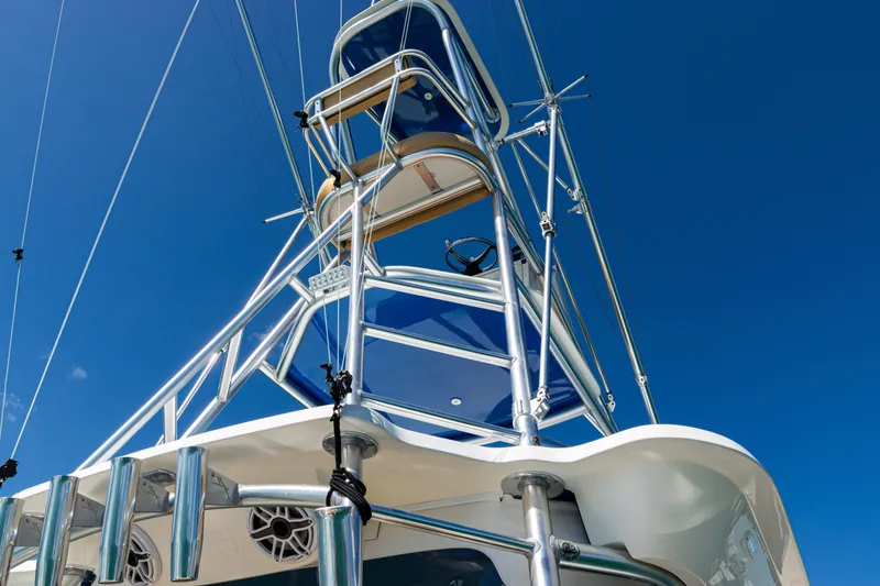 Slide: The Image of 2016 SeaVee 430 boat tower against clear blue sky. - 71