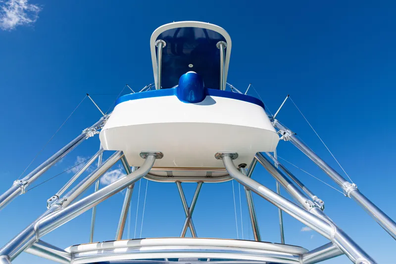 Slide: The Image of 2016 SeaVee 430 boat tower against clear blue sky. - 87