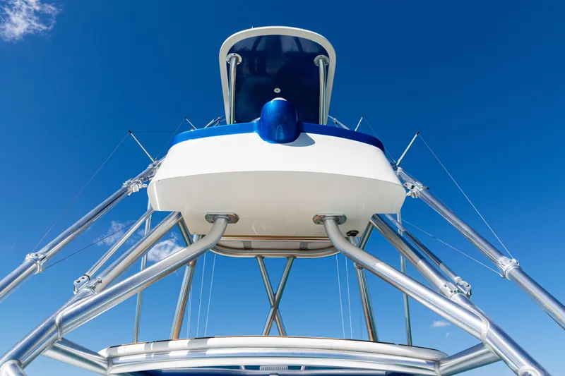 Slide: The Image of 2016 SeaVee 430 boat tower against a clear blue sky. - 88