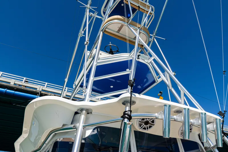 Slide: The Image of 2016 SeaVee 430 boat tower against clear blue sky, showcasing sleek design and structure. - 89