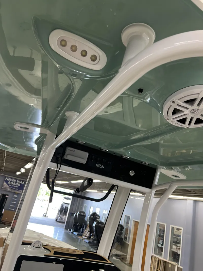 Slide: The Image of Sea Hunt 239 Ultra SE 2026 - 11