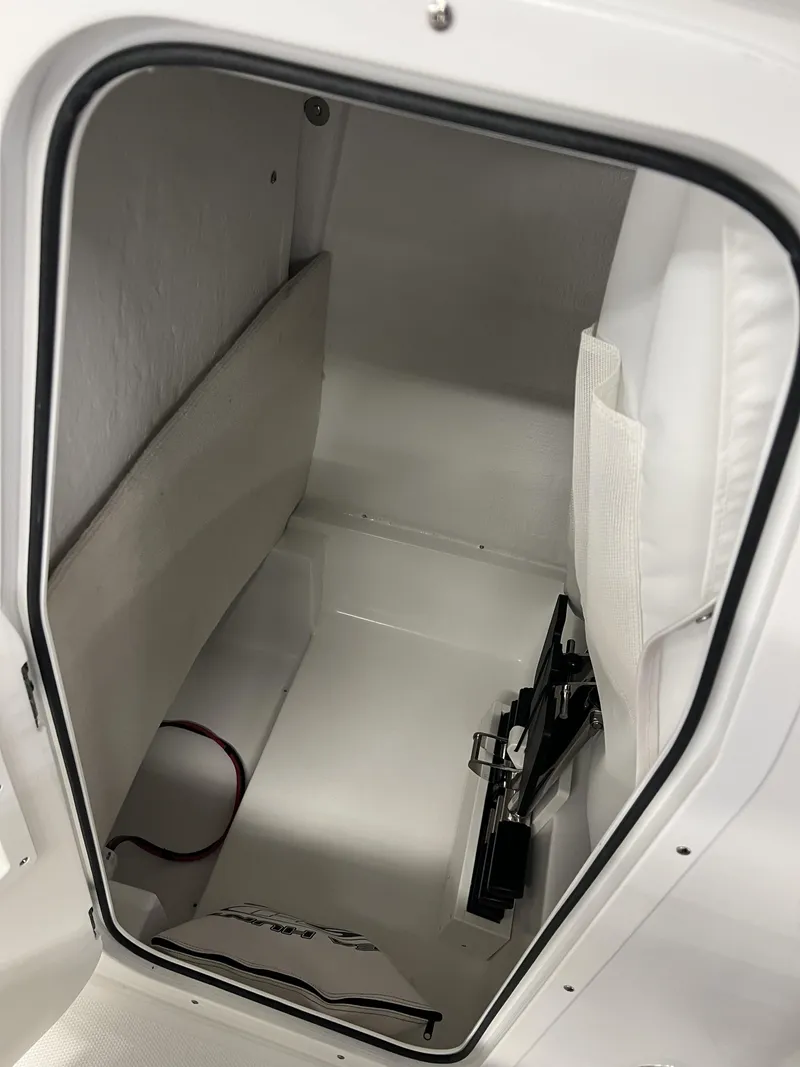 Slide: The Image of Sea Hunt 239 Ultra SE 2026 - 15