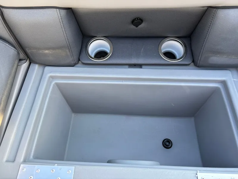 Slide: The Image of Bentley Pontoons 243 Legacy Swingback 2026 - 10