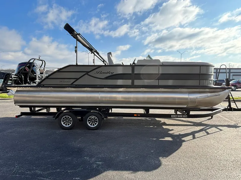 Slide: The Image of Bentley Pontoons 243 Legacy Swingback 2026 - 12