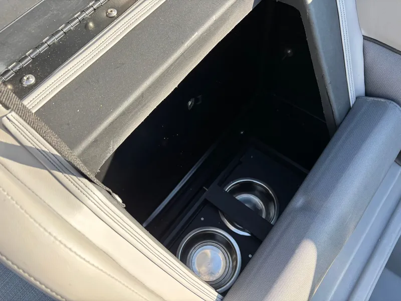 Slide: The Image of Bentley Pontoons 243 Legacy Swingback 2026 - 19