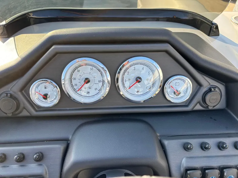 Slide: The Image of Bentley Pontoons 243 Legacy Swingback 2026 - 25